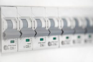 Choosing the Right Circuit Breakers for Industrial Safety: Selection Guide & Standards