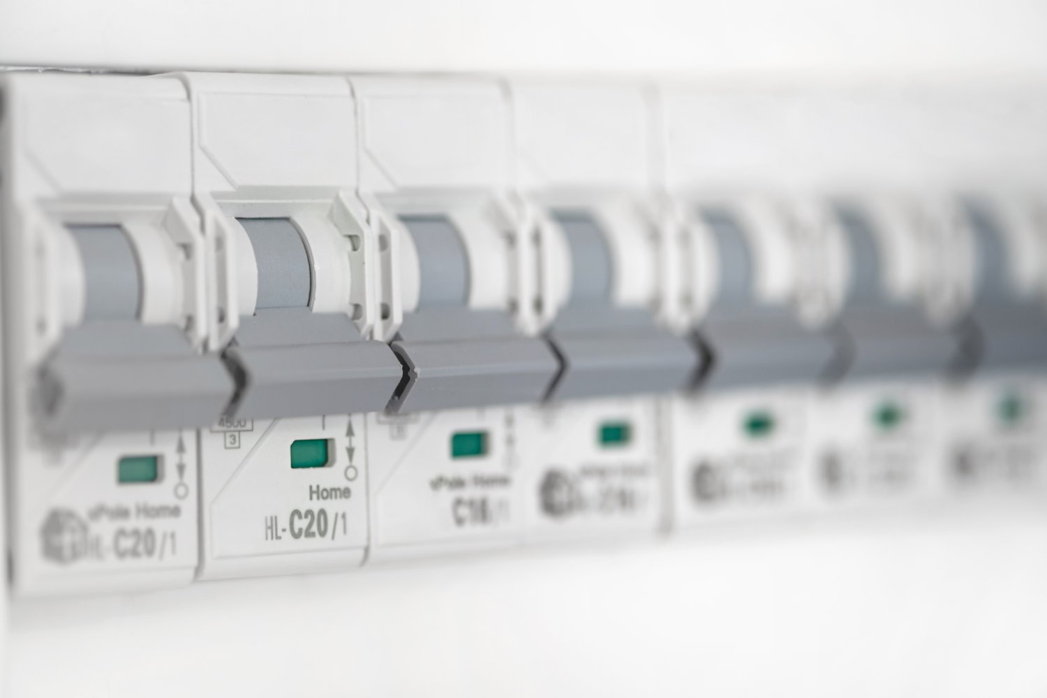 Choosing the Right Circuit Breakers for Industrial Safety: Selection Guide & Standards