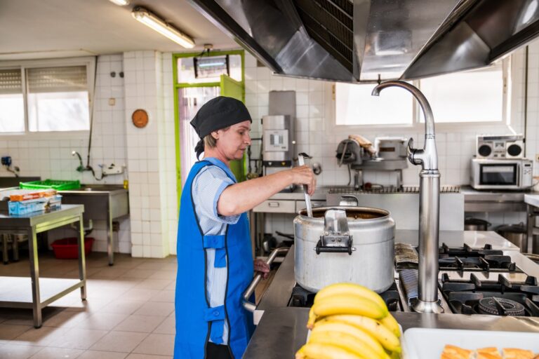Essential tips for choosing and maintaining kitchen equipment in economic chambers